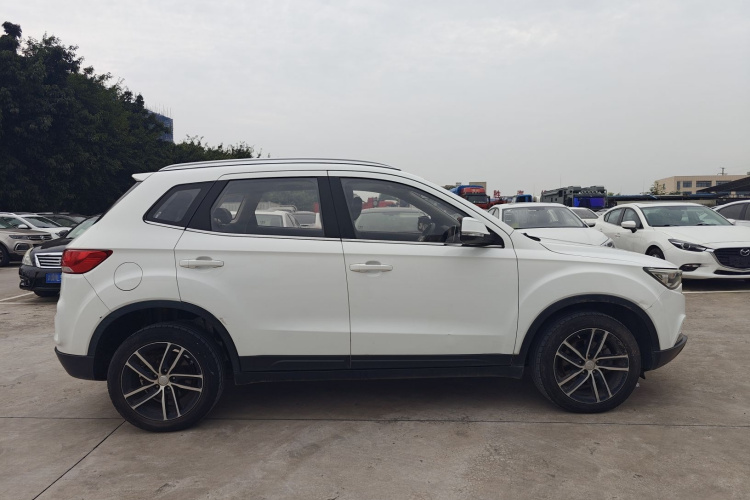 奔腾X40 2017款 1.6L 手动豪华型车身外观6002