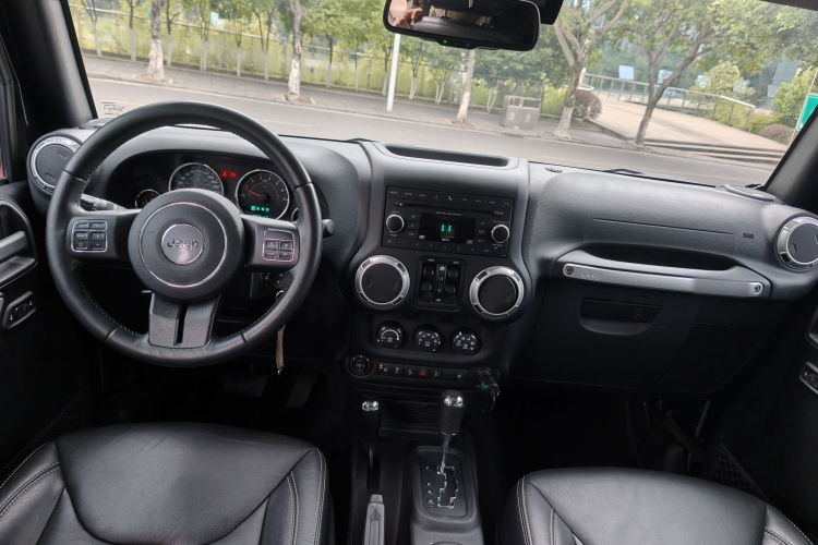 Jeep 牧马人 2015款 3.0L Sahara 四门舒享版中控内饰7004