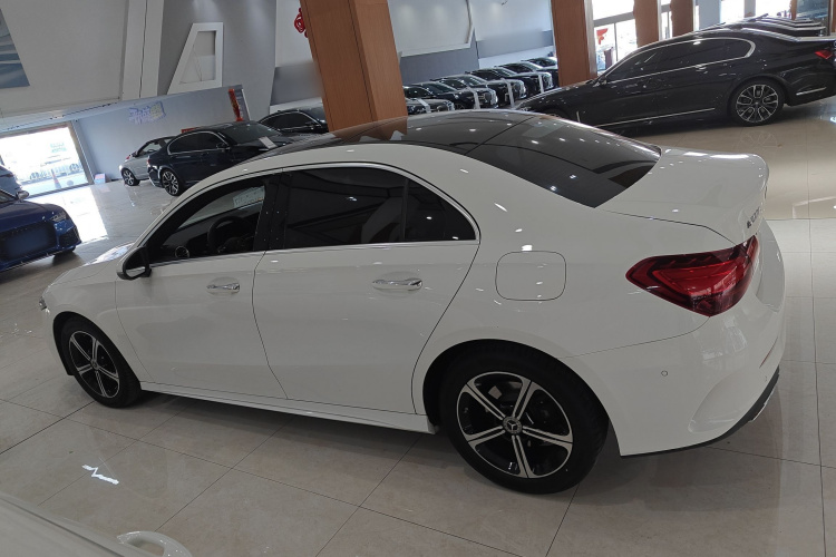 奔驰A级 2023款 A 200 L 时尚型车身外观4