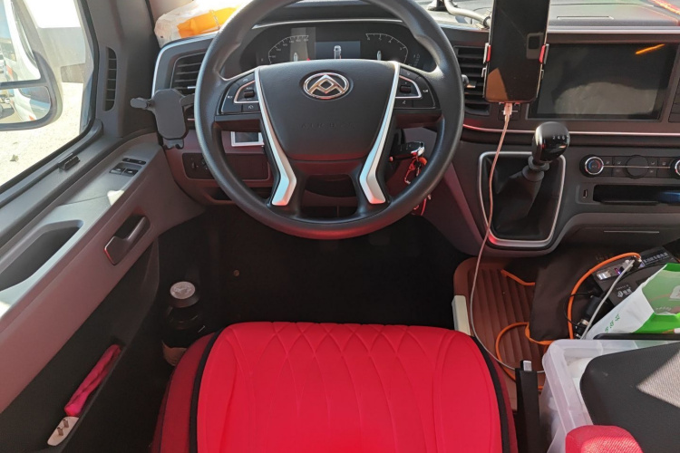 上汽大通MAXUS 新途V80 2025款 PRO傲运通 2.0T 手动长轴超低顶 6/7/8/9座中控内饰13