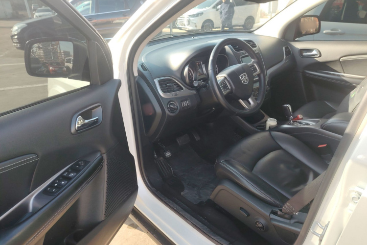 道奇 酷威 2016款 2.4L 两驱旅行版中控内饰20