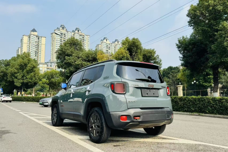 Jeep 自由侠 2016款 2.0L 自动四驱75周年致敬版车身外观6007