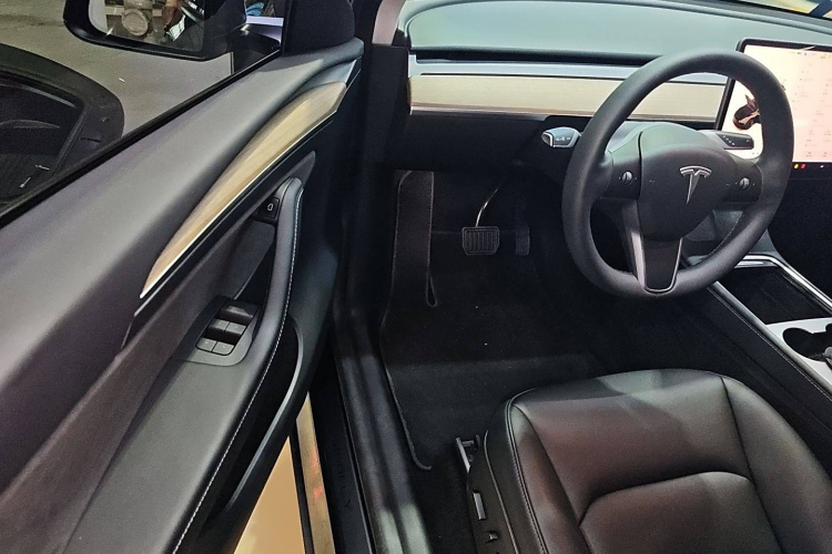 特斯拉 Model Y 2022款 改款 后轮驱动版中控内饰7003