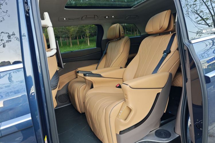 腾势D9 2024款 DM-i 980 四驱旗舰型中控内饰7003