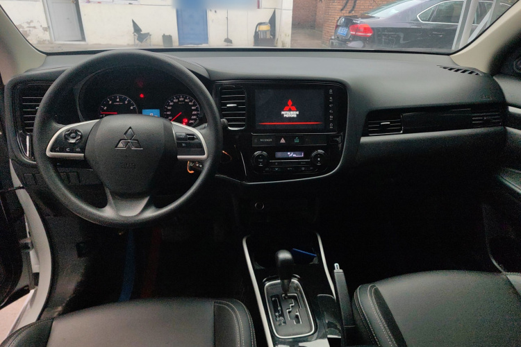 三菱 欧蓝德 2021款 改款 2.0L 两驱畅行版 5座中控内饰7002