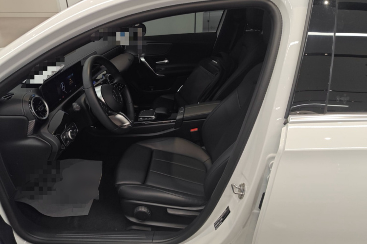 奔驰A级 2023款 A 200 L 动感型中控内饰19