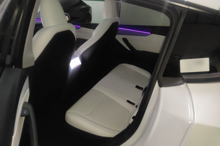 特斯拉 Model Y 2025款 长续航全轮驱动版中控内饰7004