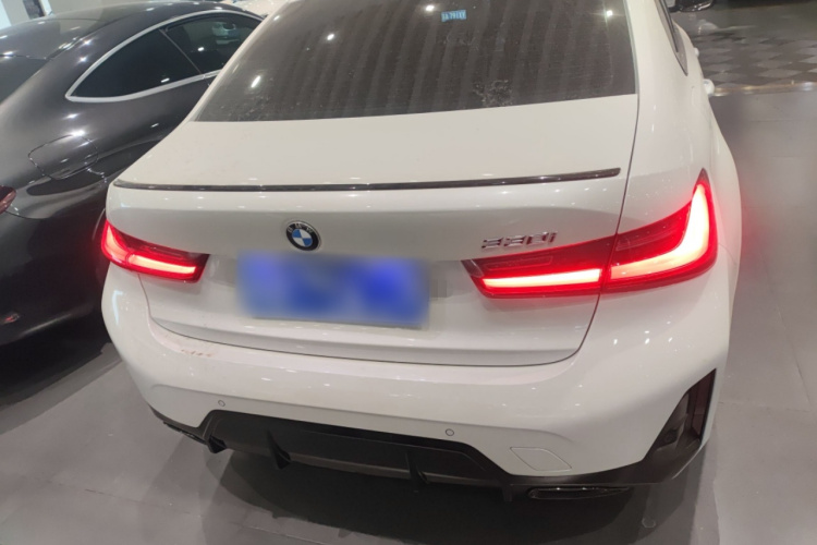 宝马3系 2025款 330i M运动曜夜套装车身外观6004