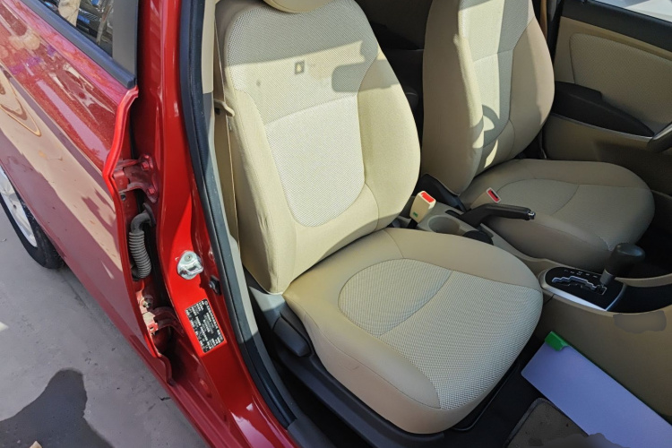 现代 瑞纳 2010款 三厢 1.4L 自动时尚型GT局部细节41