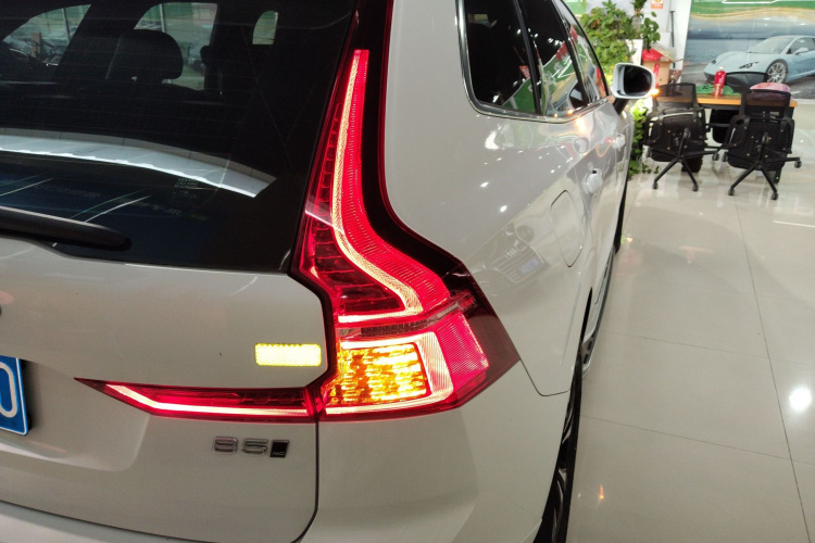 沃尔沃XC60 2022款 B5 四驱智逸豪华版车身外观9