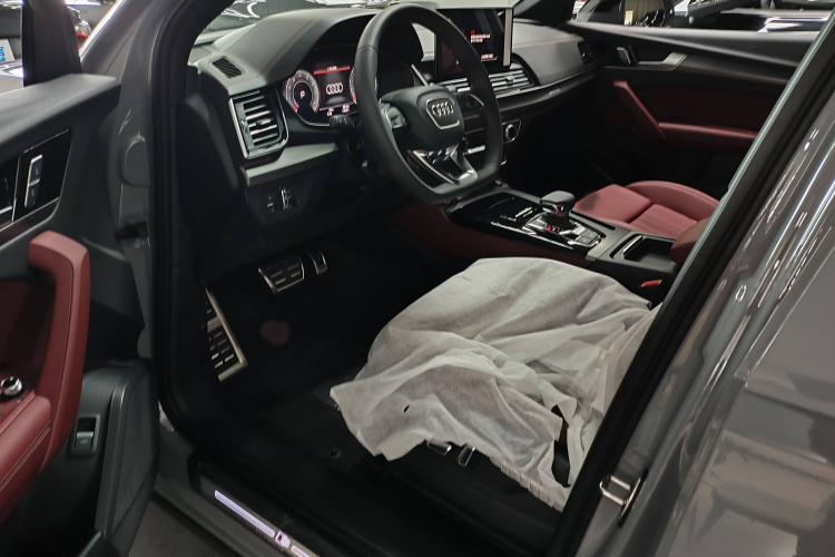 奥迪Q5L 2025款 45周年典藏版 40 TFSI 豪华动感型中控内饰7001