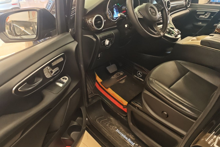 奔驰V级 2018款 V 260 领航版 国V中控内饰20