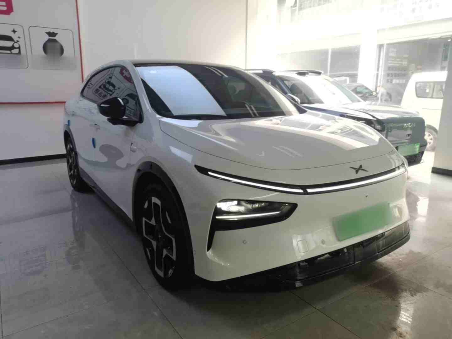 车辆右前45度角展示，流线型车身与LED日行灯