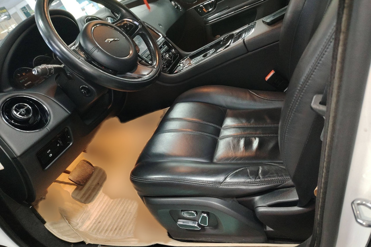 捷豹XJ 2015款  XJL 3.0 SC 两驱全景商务版局部细节19