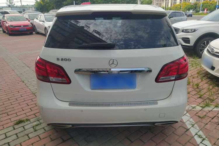 奔驰B级 2017款 B 200 动感型车身外观6