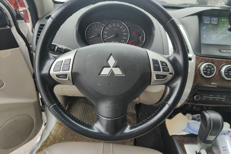 三菱 帕杰罗·劲畅 2013款 3.0L 自动两驱豪华版局部细节13