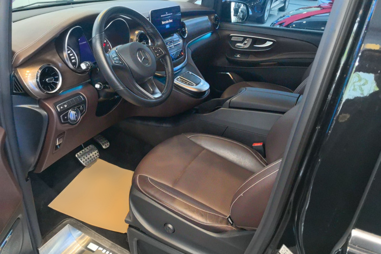 奔驰V级 2021款 V 260 L 长轴距豪华版中控内饰19