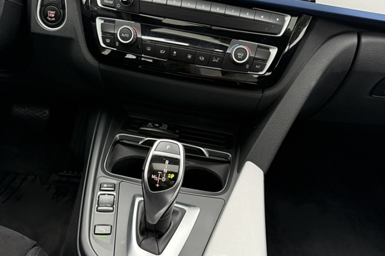 宝马3系 2018款 320i M运动套装中控内饰7003