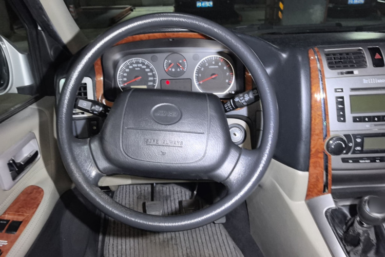 金杯 阁瑞斯 2015款 2.0L经典版 标准型长轴7/9座局部细节13