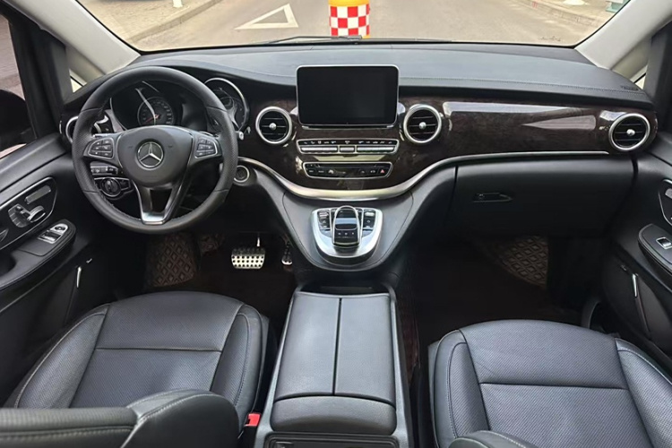 奔驰V级 2018款 V 260 L 尊贵加长版 国VI车身外观6008