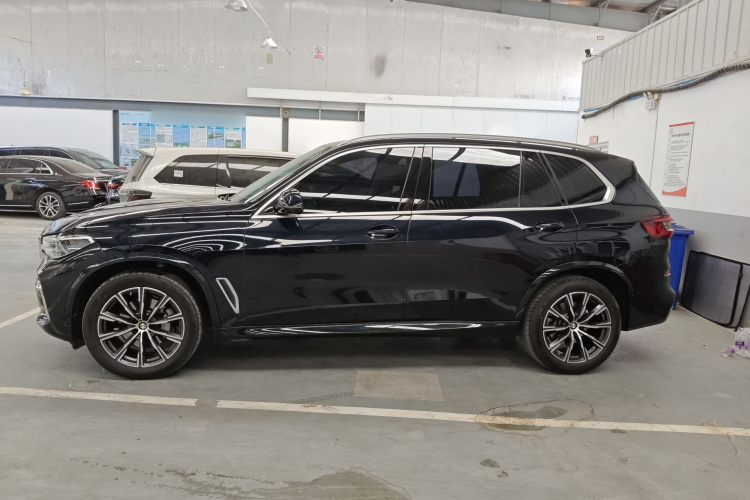 宝马X5 2022款 改款 xDrive 30Li 尊享型M运动套装车身外观6003