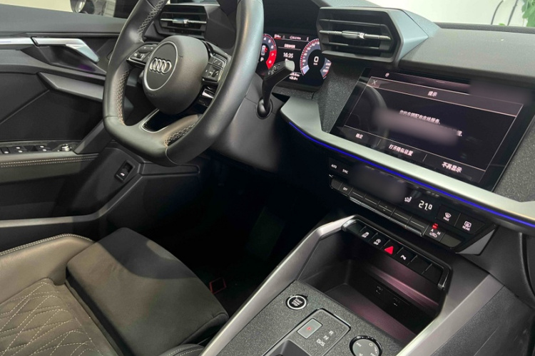 奥迪A3 2024款 A3L Limousine 35 TFSI RS套件燃速型中控内饰7008