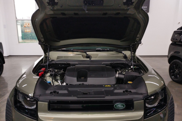 路虎卫士 2023款 90 3.0T P400 暗黑特别版机舱底盘24