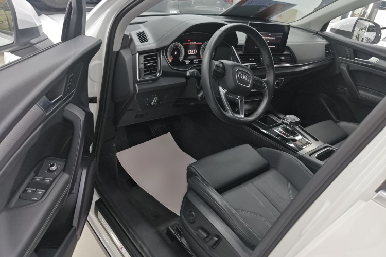 奥迪Q5L 2022款 改款 40T 豪华动感型中控内饰20