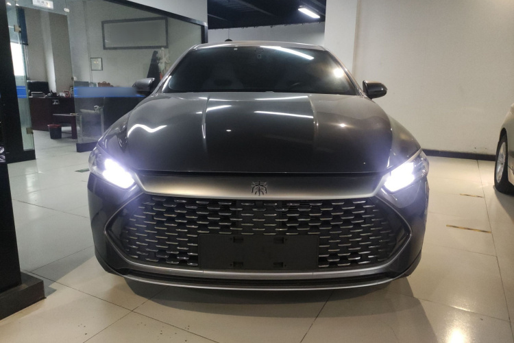 比亚迪 秦PLUS 2024款 荣耀版 DM-i 55KM领先型车身外观2