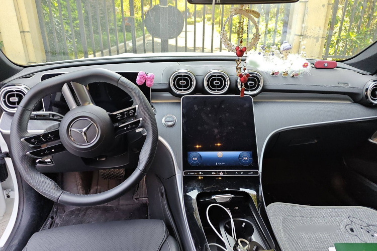 奔驰C级 2023款 C 260 L 皓夜运动版中控内饰7002