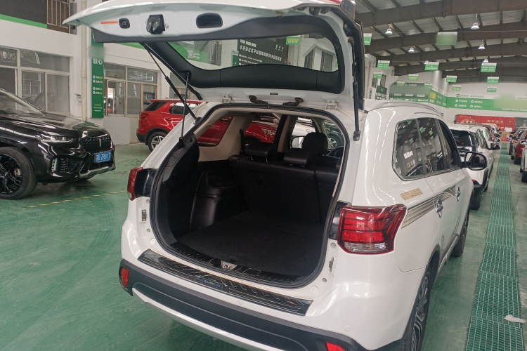 三菱 欧蓝德 2018款 2.4L 四驱精英版 5座机舱底盘23