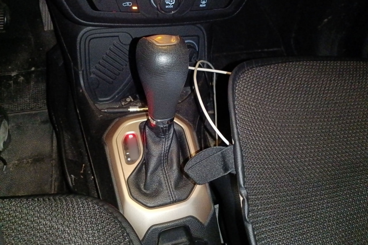 Jeep 自由侠 2018款 互联大屏版 180T 自动高能版局部细节18