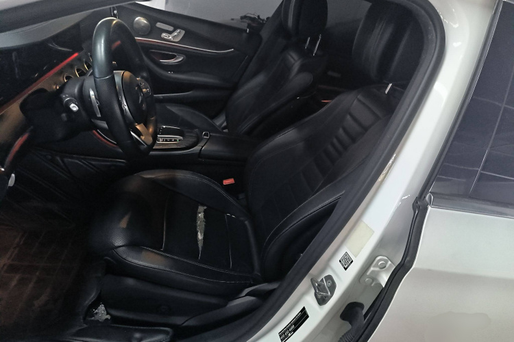 奔驰E级 2020款 E 300 L 运动时尚型局部细节19