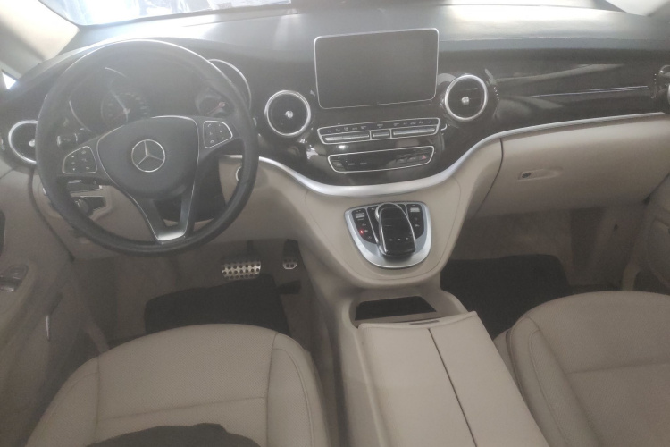 奔驰V级 2017款 V 260 尊贵版中控内饰12