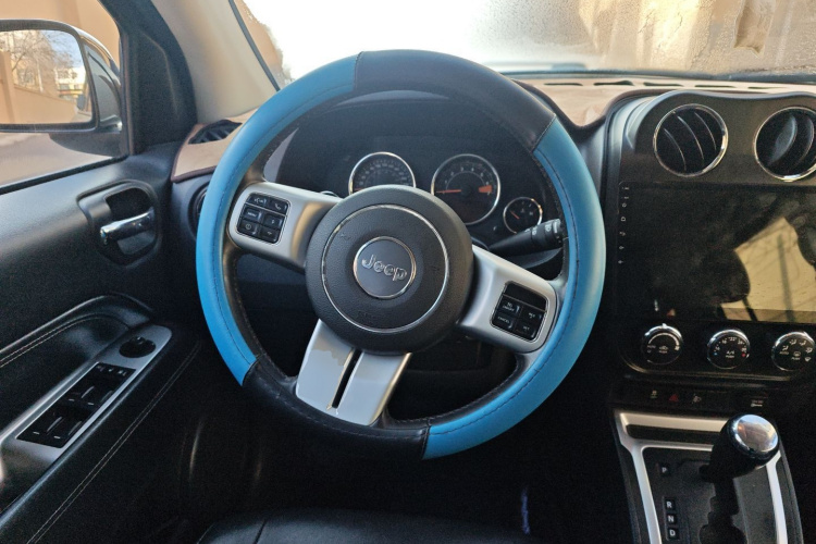 Jeep 指南者(进口) 2014款 改款 2.4L 四驱舒适版中控内饰13