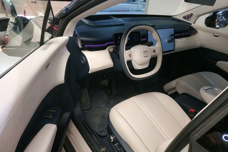 极氪X 2025款 四座后驱魔方版中控内饰7003