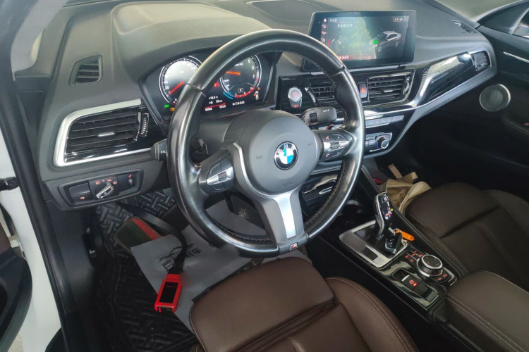 宝马1系 2021款 改款 120i M运动曜夜版中控内饰7002