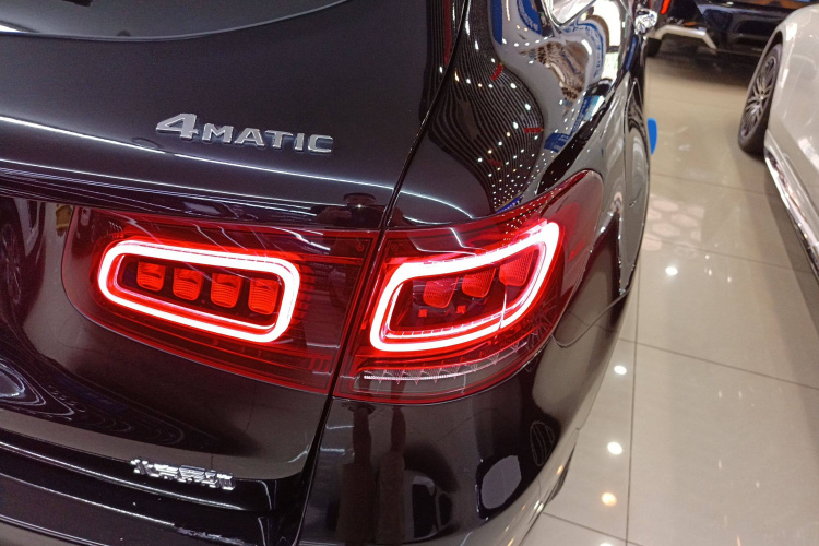 奔驰GLC 2020款 改款 GLC 260 L 4MATIC 动感型车身外观9