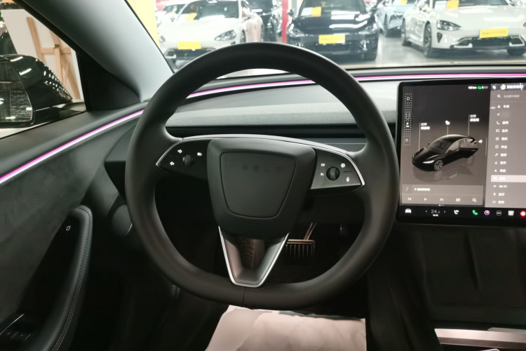 特斯拉 Model 3 2023款 长续航全轮驱动版中控内饰13