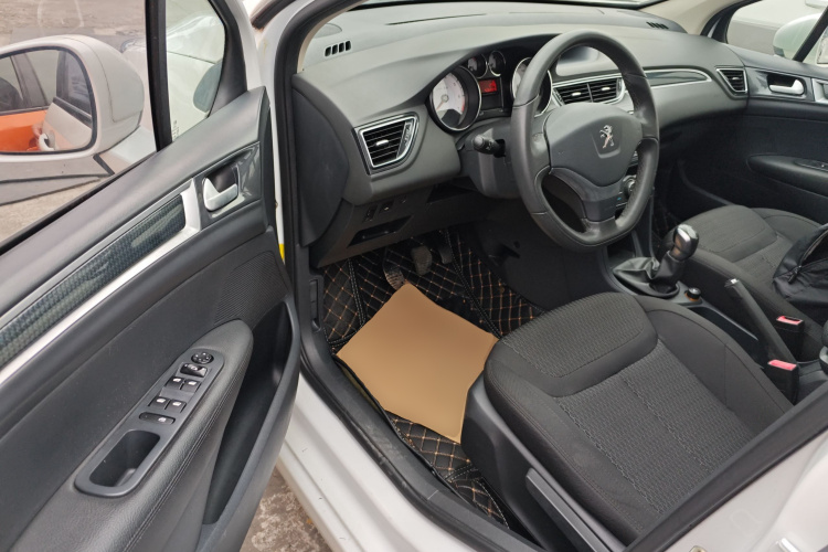 标致308 2014款 乐享版 经典 1.6L 手动优尚型中控内饰20