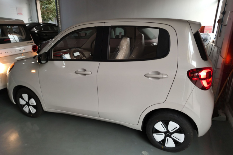 五菱汽车 宏光MINIEV 2025款 四门版 进阶款车身外观4