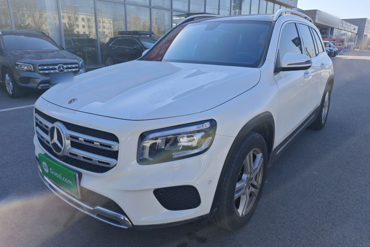 奔驰GLB 2023款 GLB 220 动感型车身外观1