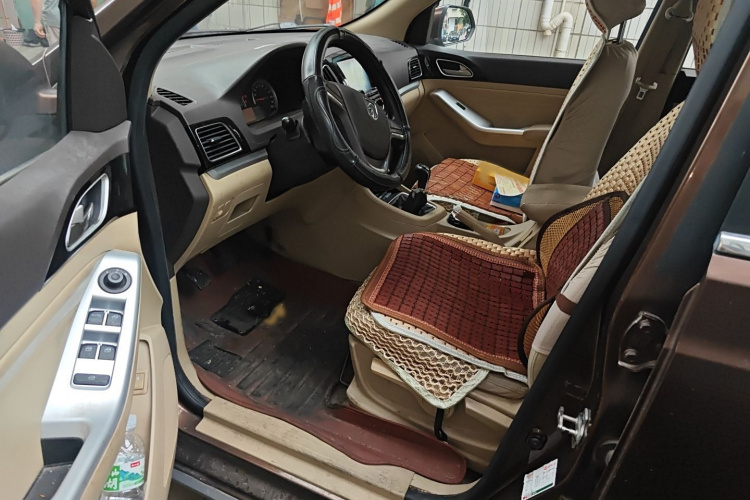 宝骏730 2014款 1.5L 手动标准型 7座中控内饰7003