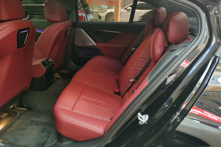 宝马5系 2025款 530Li 领先型 M运动套装中控内饰7004