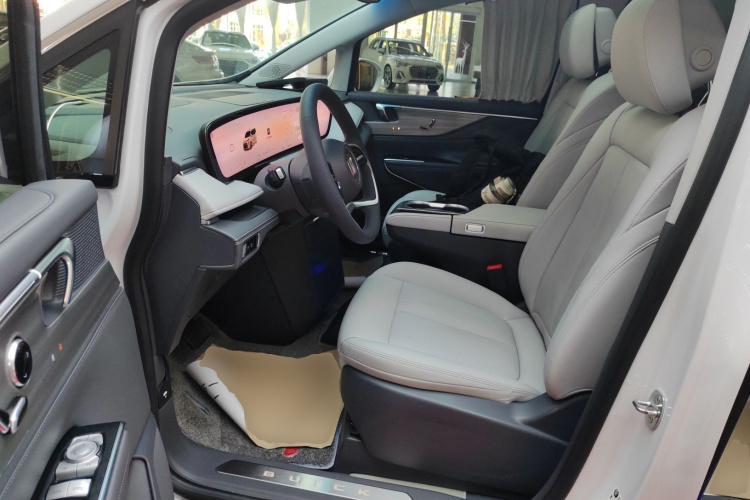 别克GL8 2025款 陆尊 智享版中控内饰19