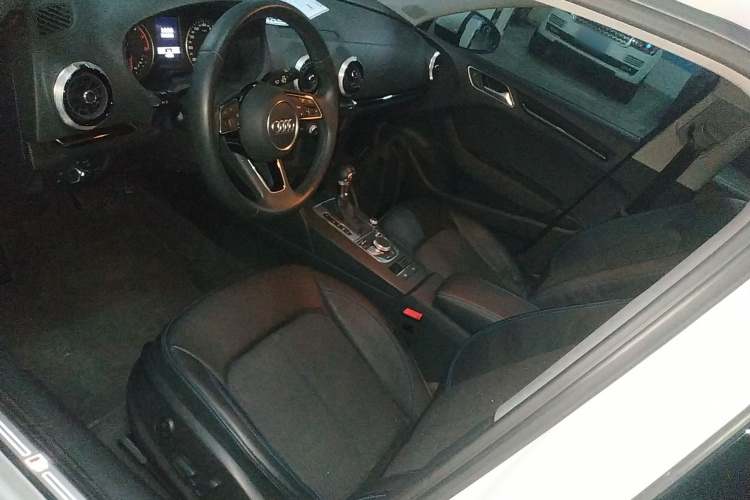 奥迪A3 2018款 30周年年型 Limousine 35 TFSI 时尚型中控内饰19