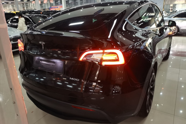 特斯拉 Model Y 2022款 后轮驱动版车身外观6
