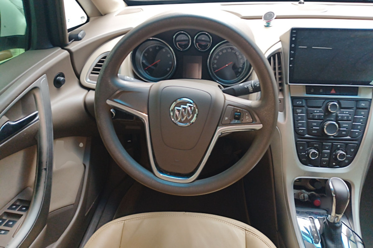 别克 英朗 2013款 GT 1.6L 自动时尚版中控内饰13