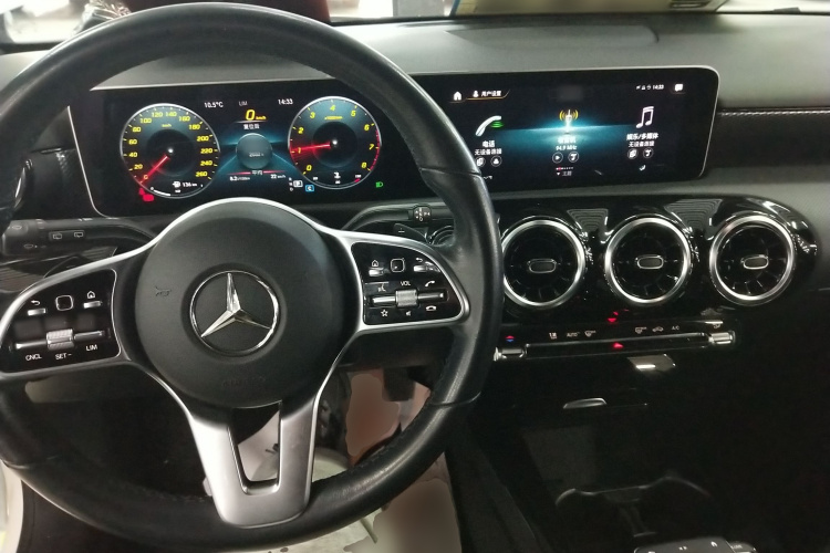 奔驰A级(进口) 2020款 A 180中控内饰12