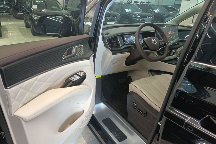 腾势D9 2024款 DM-i 980 四驱尊荣型中控内饰20